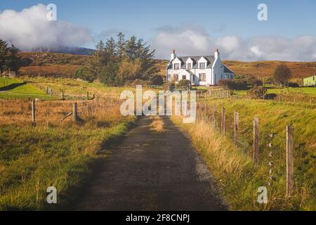 Traditionelles, ländliches Häuschen auf dem Land in idyllischer Landschaft bei Staffin auf der Isle of Skye, schottische Highlands, Schottland. Stockfoto