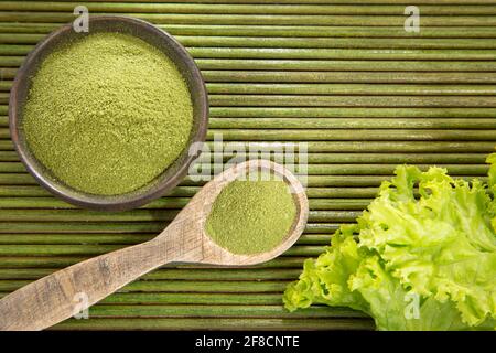 Kalepulver auf Holzgrund - Brassica oleracea var. Sabellica L. Stockfoto