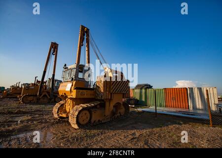 Gelbe Baumaschinen auf dem Parkplatz. Turkestan, Kasachstan. Stockfoto