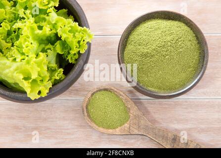 Kalepulver auf Holzgrund - Brassica oleracea var. Sabellica L. Stockfoto