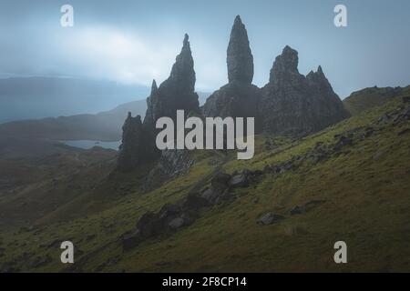 Dunkle, launische, unheilvolle Landschaft auf der dramatischen und ikonischen Felsenspitze Old man of Storr auf der Isle of Skye, Schottland. Stockfoto
