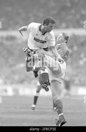 Paul Stewart, Spurs, springt Stuart Pearce in einem Kampf um den Ball heraus. FA Cup Finale, Wembley. Beide erzielten Tore im Finale, das von Spurs gewonnen wurde. Stockfoto