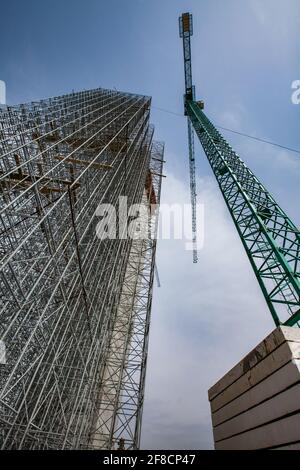 Entwicklung einer modernen Hochhausschanze in Schtschutschinsk, Kasachstan. Kran- und Baugerüste. Stockfoto