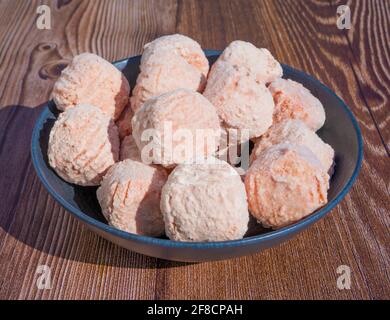 Rohe gefrorene Hackfleischbällchen auf schwarzem Teller, selektiver Fokus. Hausgemachte Koteletts zum Kochen auf einem hölzernen Hintergrund im rustikalen Stil mit Kopierfläche. Oben Stockfoto