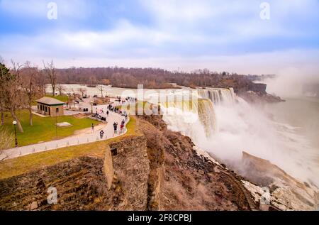 Die schönen Niagarafälle in Buffalo New York und können von der kanadischen Seite aus gesehen werden. Stockfoto