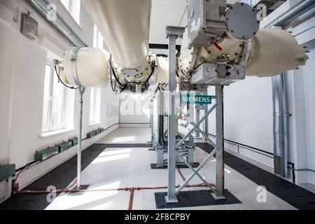 Shchuchinsk, Kasachstan - 16. April 2012: Modernes Hochspannungs-Gas-isoliertes Umspannwerk Siemens. Stockfoto