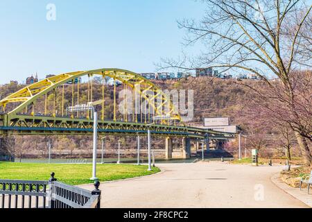 Wunderschöne Fort Pitt Brücke und Tunnel vom Point State Park in Pittsburgh USA aus gesehen. Dies ist entlang des Allegheny River. Park zum Entspannen und Trainieren. Stockfoto