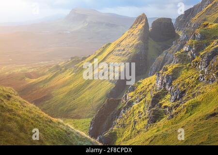 Goldenes ätherisches Sonnenauf- oder Sonnenuntergangslicht über der wunderschönen, idyllischen Berglandschaft von Dun Dubh am Quiraing auf der Isle of Skye, schottische Highlands Stockfoto