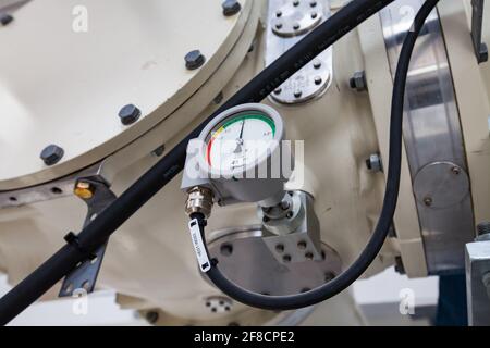 Shchuchinsk Stadt, Kasachstan - 16. April 2012: Moderne Hochspannungs-Gas isoliert Umspannwerk Siemens. Manometer und Schlauch. Stockfoto