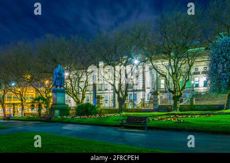 Nachtansicht des Garden of Saint John in Liverpool, England Stockfoto
