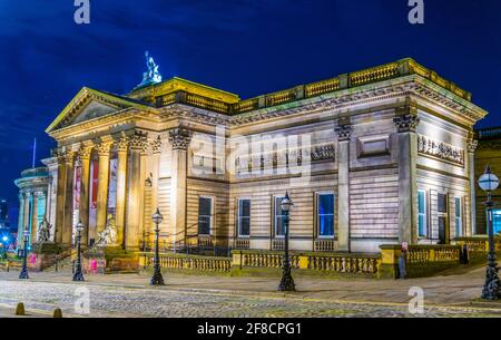 Nachtansicht der Walker Kunstgalerie in Liverpool, England Stockfoto