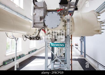 Shchuchinsk, Kasachstan - 16. April 2012: Modernes Hochspannungs-Gas-isoliertes Umspannwerk Siemens. Stockfoto