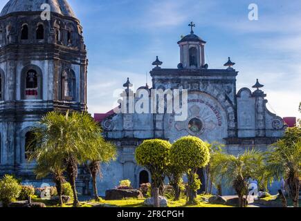 Alte Kirche auf den Philippinen. Die Menschen gehen hier zur Messe, eine Kirche, die während der Besetzung Spaniens erbaut wurde. Stockfoto