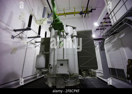 Schtschuchinsk Stadt, Kasachstan - 16. April 2012: Modernes elektrisches Umspannwerk. ZIR-Hochspannungstransformatorausrüstung. Stockfoto