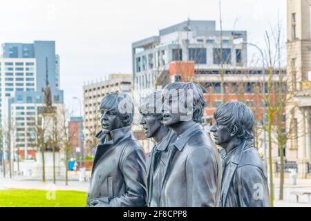 Statue der Beatles vor dem Royal Liver Gebäude in Liverpool, England Stockfoto