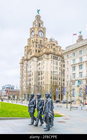 Statue der Beatles vor dem Royal Liver Gebäude in Liverpool, England Stockfoto