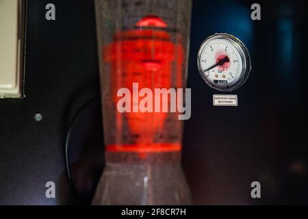 Wasserdurchflutungsanlage. Manometer und Geschwindigkeitsmesser für Wasser. Nahaufnahme, keine Leute. Stockfoto