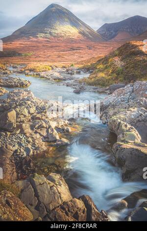 Landschaftlich reizvoller Blick auf den Glamaig-Gipfel in den Red Cuillin-Bergen und den Sligachan-Wasserfall auf der Isle of Skye, Schottische Highlands, Schottland. Stockfoto