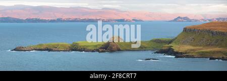 Weite Panoramaansicht der Halbinsel Brothers Point auf der Isle of Skye mit einem entfernten Raasay, Scottish Isles, Schottland. Stockfoto
