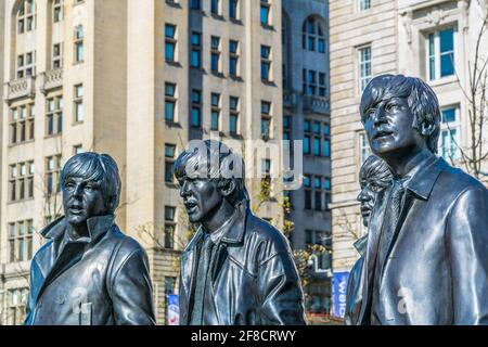 Statue der Beatles vor dem Royal Liver Gebäude in Liverpool, England Stockfoto