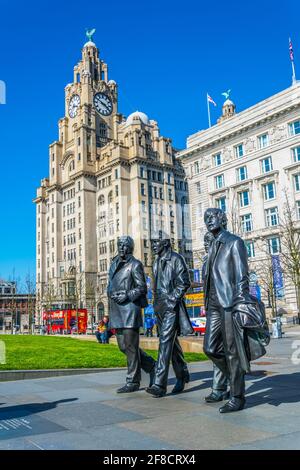 Statue der Beatles vor dem Royal Liver Gebäude in Liverpool, England Stockfoto