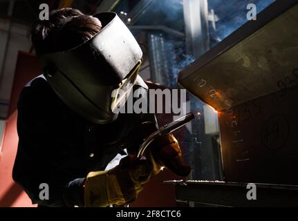 Lokomotivbau. Schweißer in Schutzmaske. Kasachstan, nur-Sultan. Stockfoto