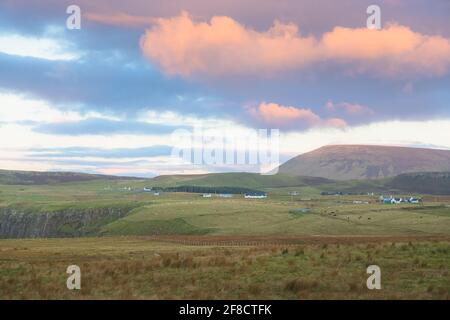 Ländliche Landschaft des Dorfes Kilmuir bei Sonnenuntergang oder Sonnenaufgang auf der Isle of Skye, Schottland. Stockfoto