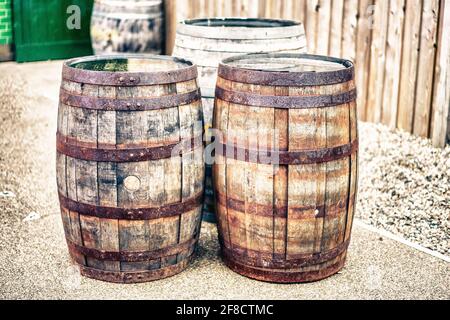 Selektive Fokusaufnahme von alten rauen Holzfässern auf dem Masse Stockfoto