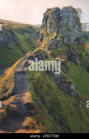 Die Touristenattraktion Castle Ewan am Fairy Glen im goldenen Sonnenuntergang- oder Sonnenaufgangslicht auf der Isle of Skye, Schottland. Stockfoto