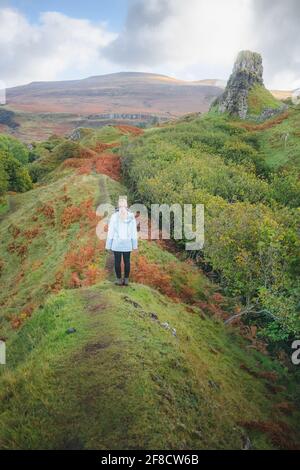 Eine junge kaukasische Touristenattraktion, die Castle Ewan im Fairy Glen auf der Isle of Skye, Schottland, besuchen wird. Stockfoto