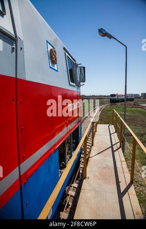 Neue Diesel-Lokomotive im Freien. Kasachstan, nur-Sultan Lokomotivbauwerk. Nahaufnahme und perspektivische Ansicht. Wappen auf der rechten Seite. Stockfoto