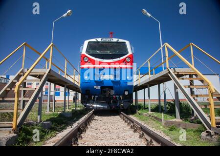 Neue Diesellokomotive. Kasachstan, nur-Sultan Lokomotivfabrik. Stockfoto