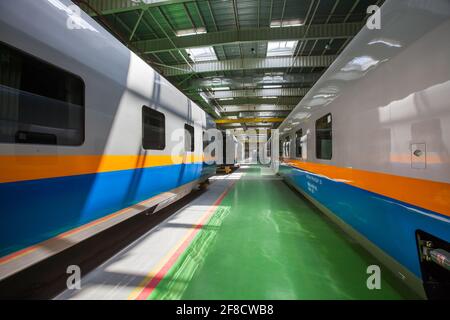 Kasachstan, nur-Sultan Lokomotivfabrik. Herstellung von Tulpar-Talgo-Hochgeschwindigkeitszugwagen. Neues Auto in der Werkstatt, keine Leute. Stockfoto
