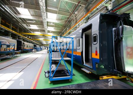 Kasachstan, nur-Sultan Lokomotivfabrik. Herstellung von Tulpar-Talgo-Hochgeschwindigkeitszugwagen. Neues Auto in der Werkstatt, keine Leute. Stockfoto