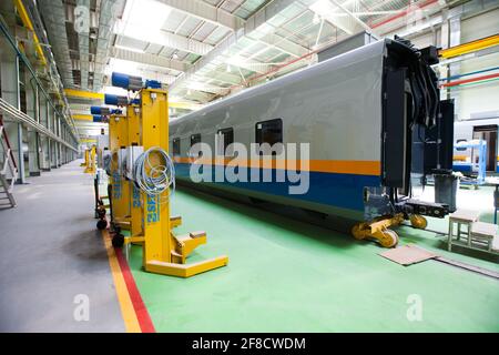 Kasachstan, nur-Sultan Lokomotivfabrik. Herstellung von Tulpar-Talgo-Hochgeschwindigkeitszugwagen. Neues Auto in der Werkstatt, keine Leute. Stockfoto