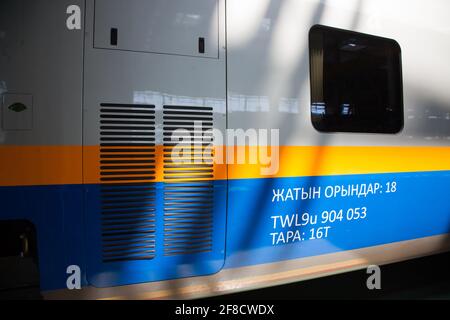 Kasachstan, nur-Sultan Lokomotivfabrik. Herstellung von Tulpar-Talgo-Hochgeschwindigkeitszugwagen. Neues Auto in der Werkstatt, keine Leute. Nahaufnahme Stockfoto