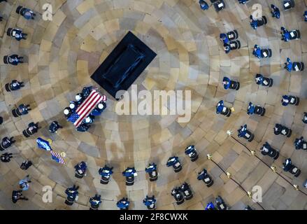 Washington, USA. April 2021. Der Polizeibeamte des Capitols, William „Billy“ Evans, kommt am 13. April 2021 in der Rotunde des US-Kapitols in Washington, DC zu Ehren. Foto von Mandel NGAN/Pool/Sipa USA Credit: SIPA USA/Alamy Live News Stockfoto