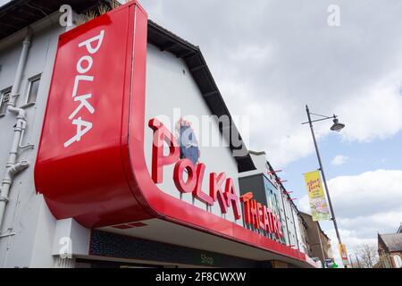 Nahaufnahme der Beschilderung vor dem Polka Theatre, dem Broadway, Wimbledon, London, SW19, England, Großbritannien Stockfoto