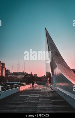 CABA, ARGENTINIEN - 12. Aug 2020: Sonnenuntergang an der Frauenbrücke in Buenos Aires Stockfoto