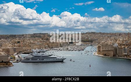 Valletta, Malta. Grand Harbour, Luxusyachten Marina Luftaufnahme von Upper Barrakka Gardens, wolkig blauer Himmel Stockfoto