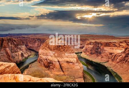 Hufeisenbogen, Colorado River Mäander, Landschaft des Glen Canyon, wolkiger Himmel bei Sonnenuntergang. Arizona Usa Stockfoto