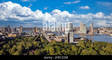 Rotterdam Niederlande Stadtbild und Erasmus Brücke. Panoramablick vom Euromast-Turm, sonniger Tag, wolkig blauer Himmel Stockfoto
