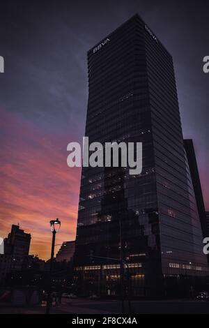 CABA, ARGENTINIEN - 30. Aug 2020: Torre BBVA in Downtown Buenos Aires Stockfoto