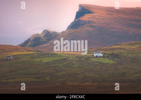 Dramatische Landschaft Berglandschaft bei Sonnenuntergang oder Sonnenaufgang von einem Einfamilienhaus auf Ackerland in Kilmaluag auf der Insel Von Skye im schottischen Highla Stockfoto