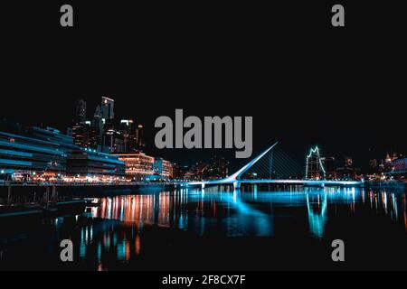 CABA, ARGENTINIEN - 01. Jan 2021: Stadtbild von Puerto Madero bei Nacht Stockfoto