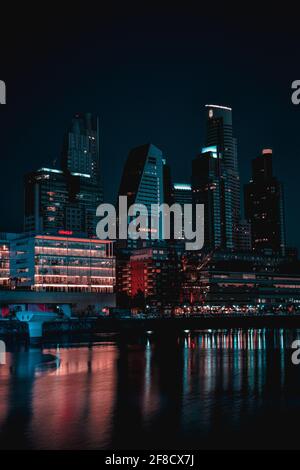 CABA, ARGENTINIEN - 01. Jan 2021: Stadtbild von Puerto Madero bei Nacht in Blautönen Stockfoto