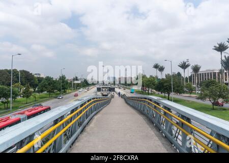 Die Straßen von Bogota sind aufgrund der erlassenen Quarantäne leer Zwischen dem 11. Und 13. April aufgrund des Anstiegs der Infektionen in COVID 19 Fällen Stockfoto