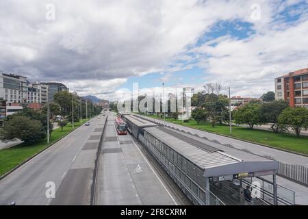 Die Straßen von Bogota sind aufgrund der erlassenen Quarantäne leer Zwischen dem 11. Und 13. April aufgrund des Anstiegs der Infektionen in COVID 19 Fällen Stockfoto