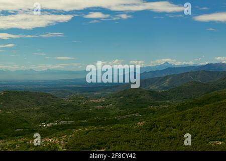 Italienische Alpenlandschaft über dem Po-Flusstal bei Turin Stockfoto