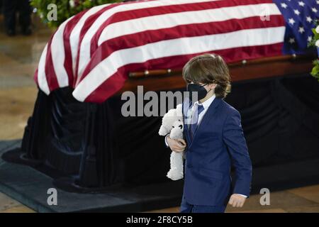 Washington, Usa. April 2021. Logan Evans, Sohn des ermordeten US-Polizeibeamten William 'Billy' Evans, geht am Dienstag, dem 13. April 2021, bei einer Zeremonie im Capitol in Washington DC an der Schatulle vorbei. Poolfoto von J. Scott Applewhite/UPI Credit: UPI/Alamy Live News Stockfoto